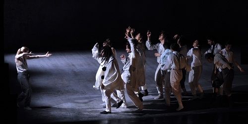 Personnages fantasques qui dansent à perdre leur souffle pour repousser les attaques extérieures
 (Gabriele Zucca)