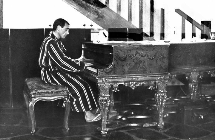 Charles Aznavour et son piano Steinway au début des années 1960 (Roger Kasparian)