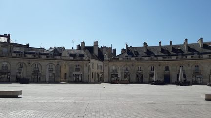 La place de la Libération en plein confinement à Dijon (Côte d'Or), le 6 avril 2020. (STÉPHANIE PERENON / FRANCE-BLEU BOURGOGNE)