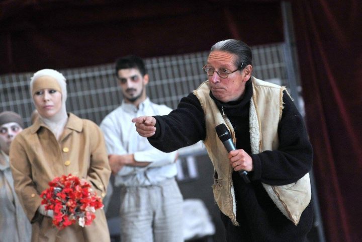 Mauricio Celedon dirige ses comédiens
 (Cie Teatro del silencio)