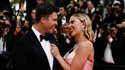 Scarlett Johansson et Colin Jost rigolent sous l'objectif des photographes. (CHRISTOPHE SIMON / AFP)