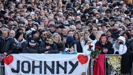 Funérailles de Johnny Hallyday : malgré le froid, nuit blanche pour les fans