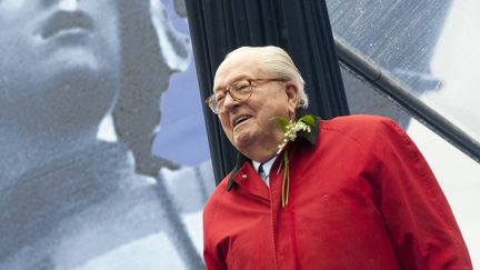 Jean-Marie Le Pen sur la sc&egrave;ne mont&eacute;e &agrave; l'occasion du discours de sa fille, Marine, lors du d&eacute;fil&eacute; du FN, le 1er mai 2015 &agrave; Paris.&nbsp; (YANN KORBI / CITIZENSIDE / AFP)