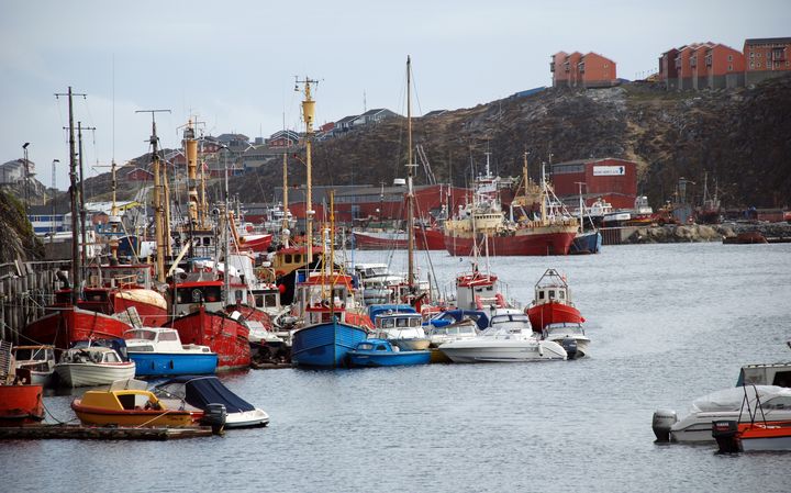 Vue de Nuuk, un&nbsp;village de p&ecirc;cheurs situ&eacute; dans l'ouest du Groenland.&nbsp; (SLIM ALLAGUI / AFP)