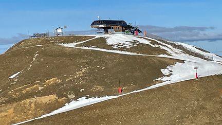 Manque de neige à la station de ski de Chamrousse (Isère), en décembre 2022. (Stephane Milhomme / RADIO FRANCE)