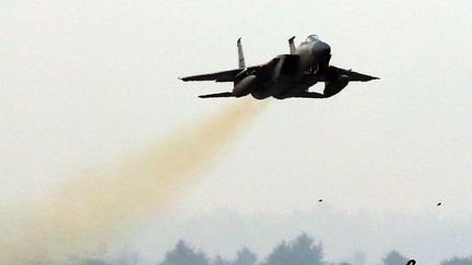 Un chasseur&nbsp;F-15C de l'US Air Force, le 4 décembre 2017, au-dessus de la base sud-coréenne de&nbsp;Gwangju. (YONHAP / AFP)