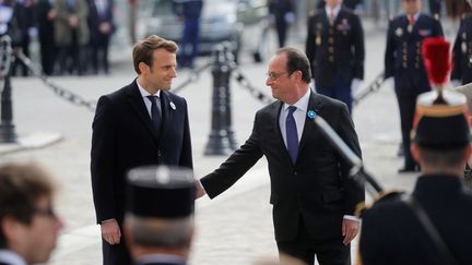 
Le président élu de la République Emmanuel Macron et son prédécesseur François Hollande lors des commémorations du 8-mai, sous l'Arc de Triomphe à Paris, le 8 mai 2017.

 (PHILIPPE WOJAZER / AFP)