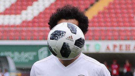 L'attaquant égyptien Mohamed Salah, lors d'un entraînement à Grozny (Tchétchénie, Russie), le 16 juin 2018. (KARIM JAAFAR / AFP)