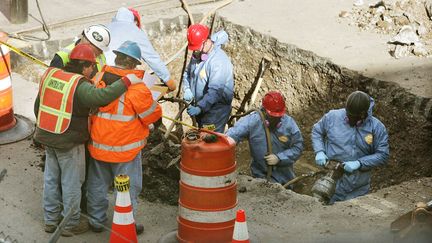 Une opération de recherches sur le site du World Trade Center, en octobre 2006. (MARIO TAMA / GETTY IMAGES NORTH AMERICA)