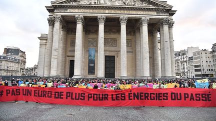 Des militants écologistes brandissent une banderole "pas un euro de plus pour les énergies du passé", devant le Panthéon à Paris, le 12 décembre 2017. (JULIEN MATTIA / LE PICTORIUM / MAXPPP)