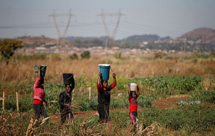 Enfants transportant de l'eau à Harare, au Zimbabwe, le 10 septembre 2019. (SIPHIWE SIBEKO / X90069)