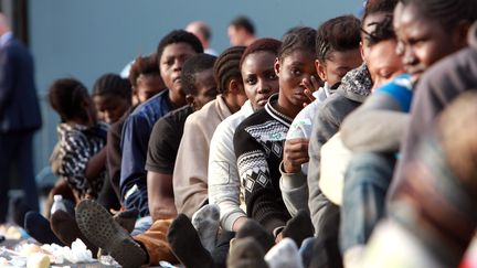 Les services de sauvetage sont d&eacute;bord&eacute;s. Alors pour recevoir de l'aide, il faut attendre.&nbsp;Des migrants font la queue dans le port de Catania en Sicile apr&egrave;s avoir &eacute;t&eacute; secourus&nbsp;d'un bateau de fortune le 8 juin 2015. Ce week-end l&agrave;, quelques 6 000 personnes ont &eacute;t&eacute; sauv&eacute;es&nbsp;en m&eacute;diterrann&eacute;e au large des c&ocirc;tes libyennes, l'un des points de d&eacute;part des migrants.&nbsp; (GIOVANNI ISOLINO / AFP)