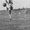 L'attaquant brésilien de Santos, Pelé, marque un but face à l'équipe paraguayenne de Guarani, en 1958. (PICTORIAL PARADE / ARCHIVE PHOTOS / GETTY IMAGES)