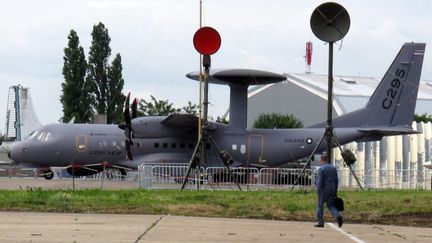 Un appareil de l'arm&eacute;e de l'air sur la base a&eacute;rienne de Dugny (Seine-Saint-Denis), le 16 juin 2011. (MAXPPP)