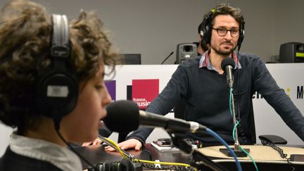 Des collégiens ont interviewé le journaliste Jérôme Jadot dans le cadre d'un atelier du "concours franceinfo junior". Ils ont aussi visité la rédaction de franceinfo. (ESTELLE FAURE / FRANCEINFO)