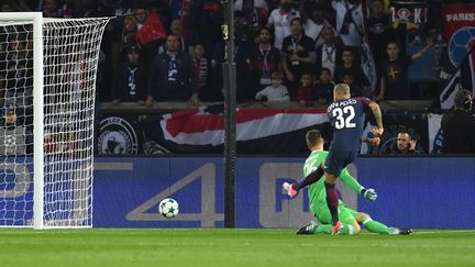 Le joueur du PSG Dani Alves marque un but à la 85e seconde, contre le Bayern Munich, en Ligue des Champions, le 27 septembre 2017. (PETER KNEFFEL / DPA / AFP)