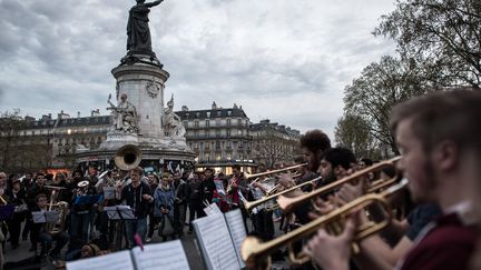 Les musiciens de l'Orchestre debout répètent avant leur concert, le 20 avril, place de la République, à Paris. (PHILIPPE LOPEZ / AFP)