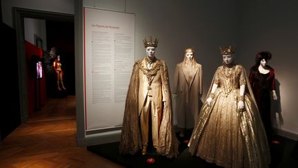 Les spectacles représentés dans l'exposition sont nombreux : Les Noces de Figaro (1994 et 1999), La Flûte enchantée (1996, 2004, 2013), Faust (2000), Médée (2003), Pelléas et Mélisande (2004), Carmen (2004), Le Petit Poucet (2005), La Vie parisienne (2007-2008), Le songe d’une nuit d’été (2008), Roméo et Juliette (2008), La Traviata (2009), Giselle (2011), Cendrillon (2012-2013) et Coeur de chien (2014)….  
 (Lyon, musée des Tissus, Sylvain Pretto)