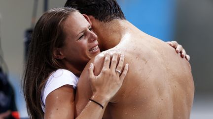 En 2012, elle est encore la vedette des Jeux olympiques de Londres. Pas dans les bassins o&ugrave;; elle ne brille gu&egrave;re, mais quand elle se pr&eacute;cipite pour embrasser son fr&egrave;re, vainqueur surprise du 50 m&egrave;tres nage libre. (MICHAEL DALDER / REUTERS)