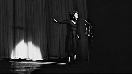 La chanteuse Édith Piaf sur la scène de l'Olympia, le 27 septembre 1962. (DALMAS / SIPA / SIPA)