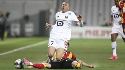 Sur ce tacle sur Burak Yilmaz, Clément Michelin&nbsp;écopera de son premier carton jaune lors du derby du Nord entre Lens et Lille le 7 mai 2021.&nbsp; (S?BASTIEN MUYLAERT / MAXPPP)