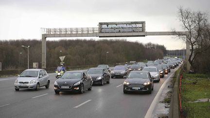 Une opération escargot de chauffeurs de VTC et de Loti entre Paris et l'aéroport de Roissy, le 5 février 2015. (JEAN NICHOLAS GUILLO / MAXPPP)