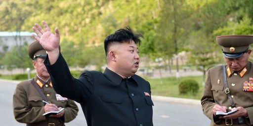 Kim Jong-un donnant des explications sur la construction de l'hopital pédiatrique Taesongsan (AFP PHOTO / KCNA via KNS REPUBLIC OF KOREA OUT)