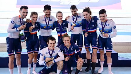 L'équipe de France de cyclisme sur piste, après une journée très prolifique aux championnats européens de Munich, le 12 août 2022. (JOHN MACDOUGALL / AFP)