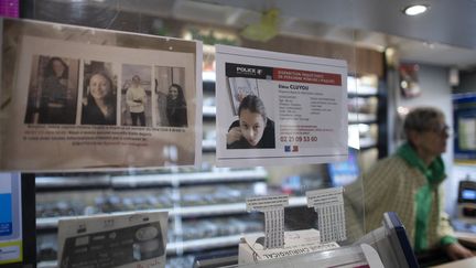 Avis de recherche d'Héléna Cluyou dans un magasin à Brest, le 8 février 2023.&nbsp; (FRED TANNEAU / AFP)