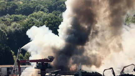 Incendie à l'usine Derichebourg d'Athis-Mons, dans l'Essonne, le 1er août 2018.&nbsp; (CAPTURE ECRAN / VILLE D'ATHIS-MONS)