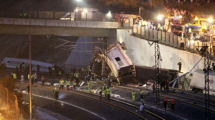 Les secours tentent d'extraire des passagers du train qui a d&eacute;raill&eacute; &agrave; Saint-Jacques-de-Compostelle (Espagne), le 24 juillet 2013. (MAXPPP)