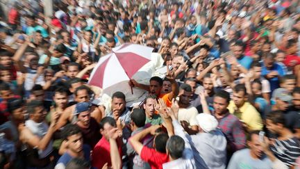 lors d'affrontements entre les habitants et la police venue pour détruitre des bâtiments illégaux. Le président égyptien Abdel Fattah al-Sissi a lancé en mai une campagne visant à faire démolir plusieurs milliers de bâtiments. Pour le pouvoir, ils ont été construits illégalement sur des terrains publics. L'arrivée de la police sur l'île d'al-Ouarrak le 16 juillet a suscité l'opposition des occupants: ils disent avoir construit leurs maisons à cet endroit il y a plus de 30 ans. «Nous sommes nés sur cette île (...). Nous avons des preuves de propriété. Nos parents sont nés ici. Ils veulent la donner aux Emirats pour qu'ils construisent des hôtels», affirme un jeune de 20 ans. La police dit avoir été accueillie à l'aide de pierres et de tirs au plomb par certaines des personnes considérées en infraction avec la législation foncière. Elle assure avoir répliqué par des gaz lacrymogènes «pour disperser les manifestants et contrôler la situation», précise son communiqué, cité par Reuters. La population d'al-Ouarrak compte 90.000 personnes, selon un responsable local. ( REUTERS - Amr Abdallah Dalsh)