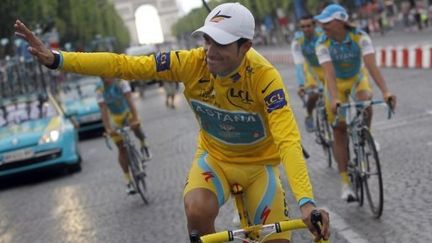 Alberto Contador à l'arrivée du Tour de France le 25 juillet 2010 sur les Champs-Elysées (AFP)