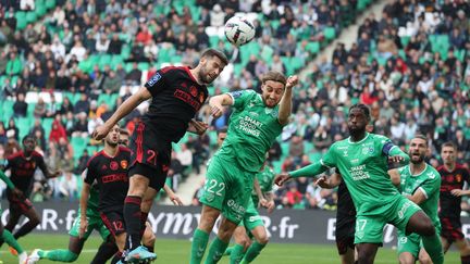 Le Ruthénois Clément Depres au duel avec le Stéphanois Victor Lobry, le 12 novembre 2022 à Geoffroy-Guichard. (MAXPPP)