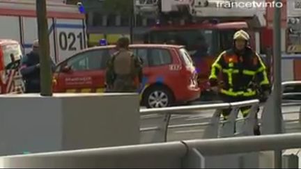 Les premiers secours arrivent à l'aéroport de Bruxelles. (FRANCETV INFO)