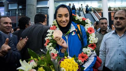 La taekwondiste iranienne&nbsp;Kimia Alizadeh montre sa médaille de bronze gagnée aux Jeux olympiques de Rio, le 26 août 2016 à son retour à Téhéran (Iran). (PEYMAN / ISNA)