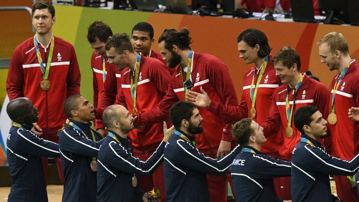 Les Français saluent les Danois après leur défaite en finale olympique, à Rio, le 21 août 2016. (ROBERTO SCHMIDT / AFP)