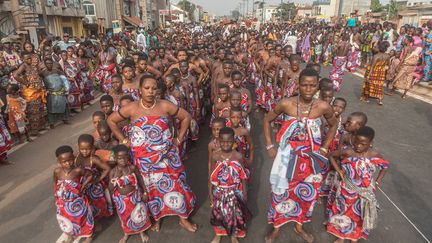 Aujourd’hui, le vodoun imprègne toute la société béninoise. "Par attachement aux croyances de leurs ancêtres, des familles catholiques ou musulmanes ont chez elles des Legba, vodoun qui protège les habitations. Et puis, nombre de Béninois, quel que soit leur niveau social, leur éducation, se tournent vers les vodounon, à la fois prêtres et guérisseurs, en cas de problèmes : un étudiant avant un examen, un couple qui n’arrive pas à enfanter, un entrepreneur qui ne décroche pas de marchés. (…) Le vodoun fait partie de la culture. Il forge une vision de la vie qui structure la pensée et la façon d’être de beaucoup", ajoute RFI.&nbsp; &nbsp; (YANICK FOLLY / AFP)