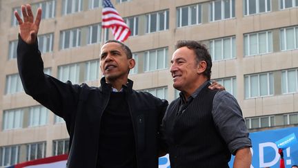 Barack Obama et Bruce Springsteen pendant le dernier jour de campagne en novembre 2012, dans le Wisconsin (CHIP SOMODEVILLA / GETTY IMAGES NORTH AMERICA)