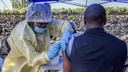 Un homme se fait vacciner contre Ebola le 15 juillet 2019 au&nbsp;Afia Himbi Health Center&nbsp;à Goma en RDC. (PAMELA TULIZO / AFP)