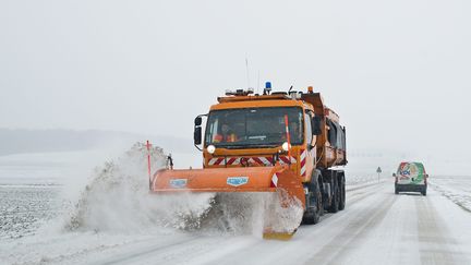 Un chasse-neige, &agrave; Arras (Pas-de-Calais), le 11 mars 2013. ( MAXPPP)