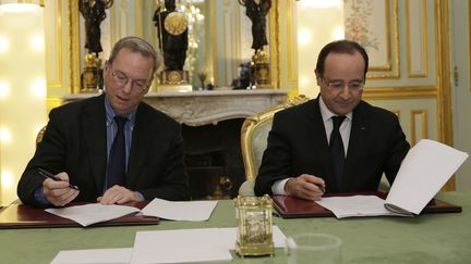 Fran&ccedil;ois Hollande et le patron de Google Eric Schmidt signent l'accord, le 1er f&eacute;vrier 2013 &agrave; l'Elys&eacute;e. (PGILIPPE WOJAZER / REUTERS)