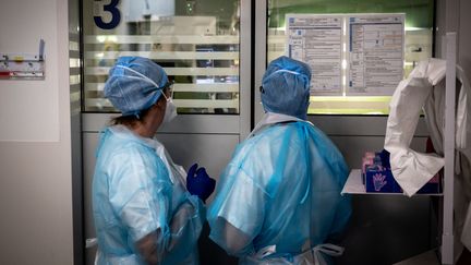 Dans l'unité de soins intensifs Covid-19 de l'hôpital Lyon Sud, à Pierre-Bénite, près de Lyon, le 7 avril 2021. Photo d'illustration. (JEAN-PHILIPPE KSIAZEK / AFP)