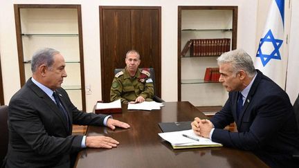 Le Premier ministre israélien Yaïr Lapid (droite) et le chef du Likoud Benyamin Nétanyahou (gauche),&nbsp;en Israël, le 7 août 2022.&nbsp; (ISRAELI GOVERNMENT PRESS OFFICE / ANADOLU AGENCY / AFP)