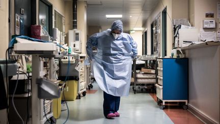 Une infirmière dans une unité de soins intensifs pour les patients atteints de Covid-19, au centre hospitalier du Port-Marly (Yvelines), le 25 mars 2021.&nbsp; (MARTIN BUREAU / AFP)