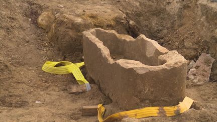 Le sarcophage médiéval découvert à Argentan&nbsp; (J-M Guillaud / France Télévisions)