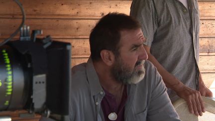 Eric Cantona, alias Thomas Bareski, enquête sur une nouvelle affaire de meurtres dans un village des Vosges.&nbsp; (Y. Quemener / France Télévisions)