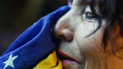 Une supportrice br&eacute;silienne d&eacute;vast&eacute;e par l'&eacute;limination de son pays en demi-finale de la Coupe du monde par l'Allemagne, le 8 juillet 2014, &agrave; Sao Paulo (Br&eacute;sil).&nbsp; (MIGUEL SHINCARIOL / AFP)