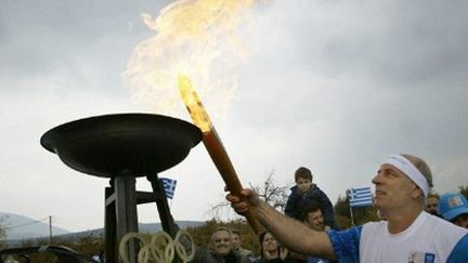 La flamme olympique à Mycène (Grèce) le 13-4-2004 (AFP - FAYEZ NURELDINE )