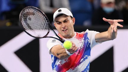 Le joueur russe Aslan Karatsev lors du 1er tour de l'Open d'Australie contre l'Espagnol Jaume Munar, le 17 janvier 2022 à Melbourne (MARTIN KEEP / AFP)